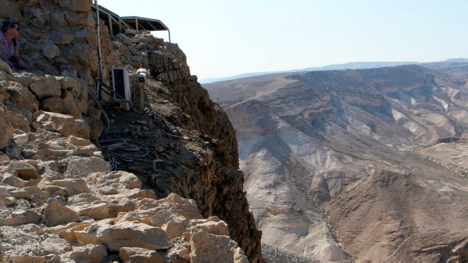 Utsikt ned på restene av rampen som romerne bygde år 69-72 for å innta Masadaklippen