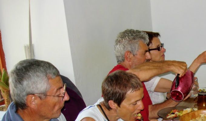 Bordfellesskap på pilegrimsveien til Santiago de Compostella. Alle bidrar med litt hver. Juni 2005