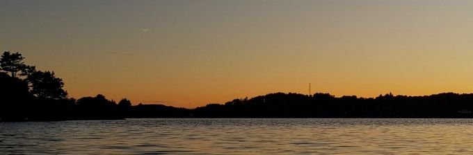 Stille hav øst for Mandal. Fred og ro og solnedgang. Eller er det soloppgang?