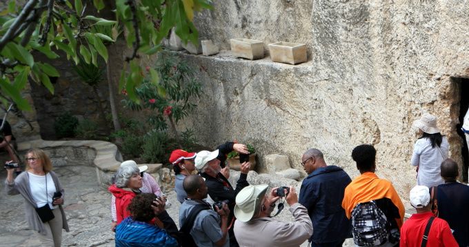 Utenfor den tomme graven ved Golgata i Jerusalem